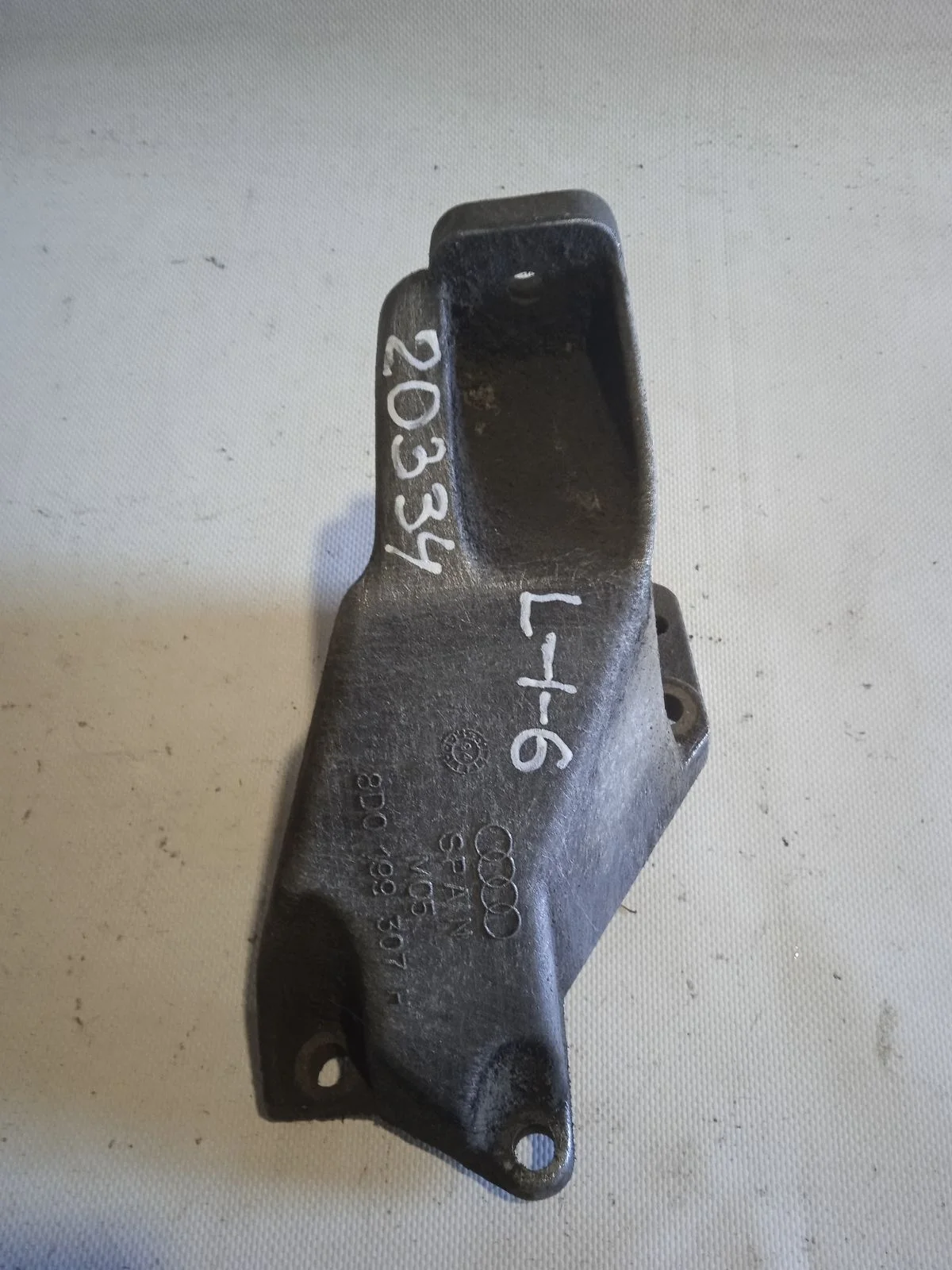 Кронштейн опоры двигателя Volkswagen Passat B5 (1996—2001) б.у