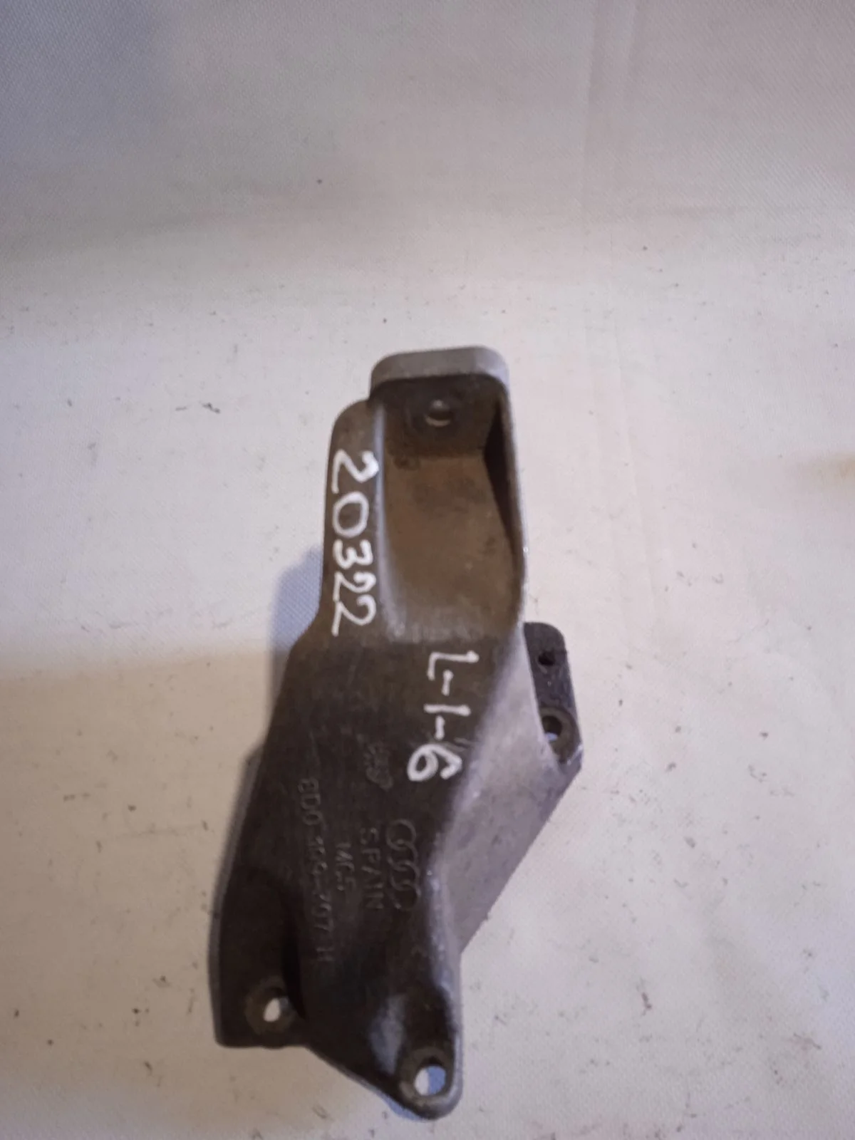 Кронштейн опоры двигателя Volkswagen Passat B5 (1996—2001) б.у