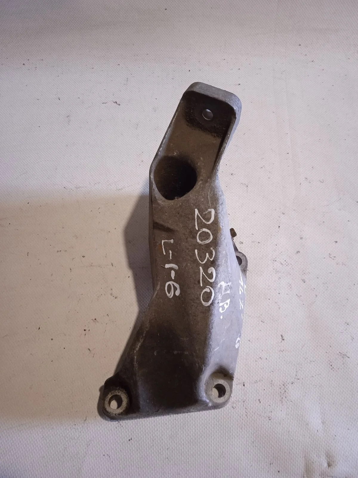 Кронштейн опоры двигателя Audi A4 B5 (1994—1999) б.у