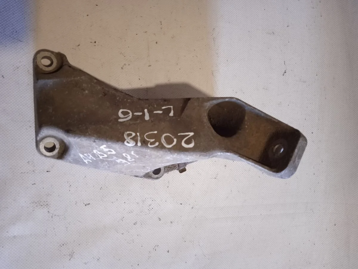 Кронштейн опоры двигателя Audi A4 B5 (1994—1999) б.у