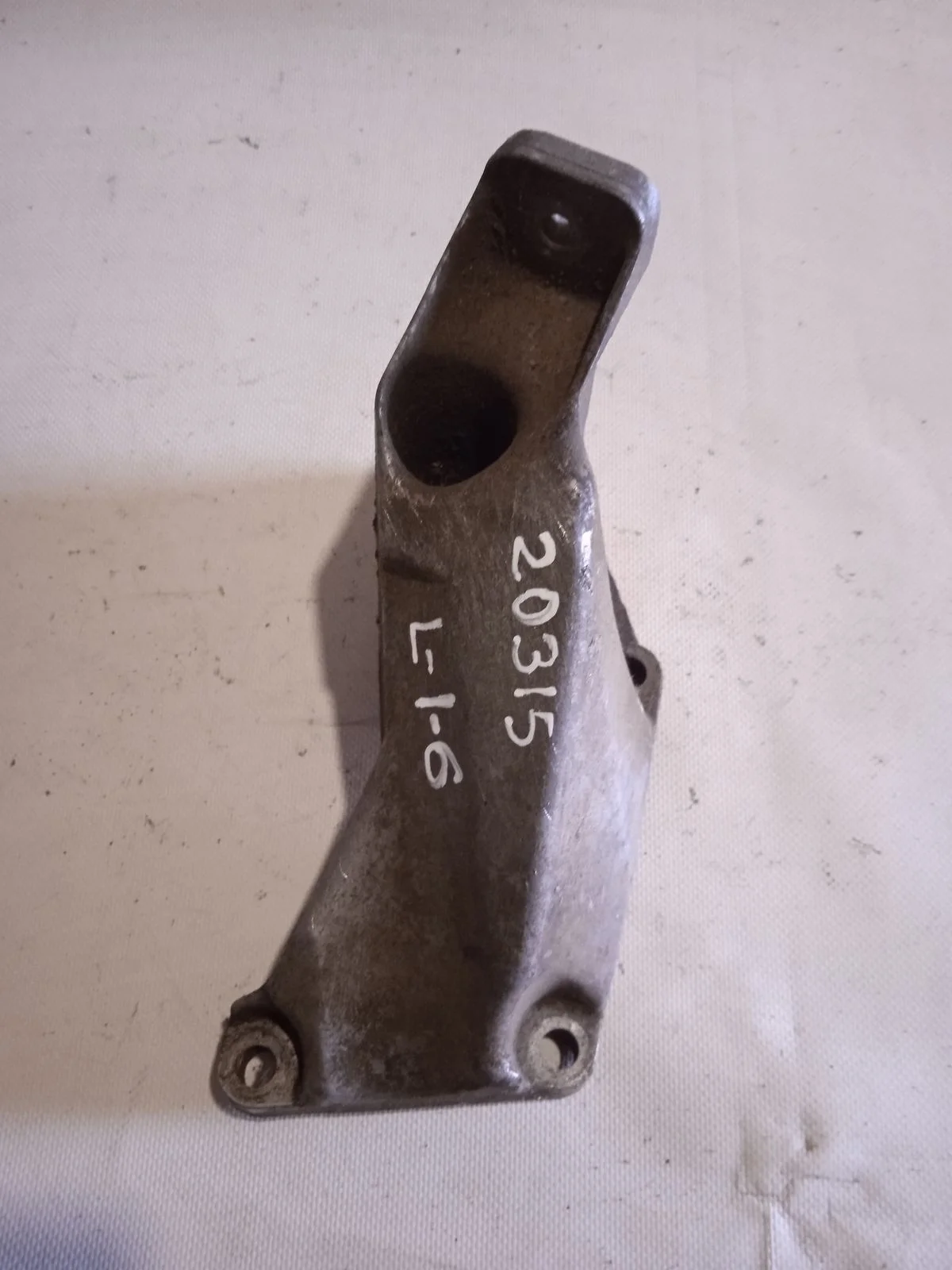 Кронштейн опоры двигателя Audi A4 B5 (1994—1999) б.у