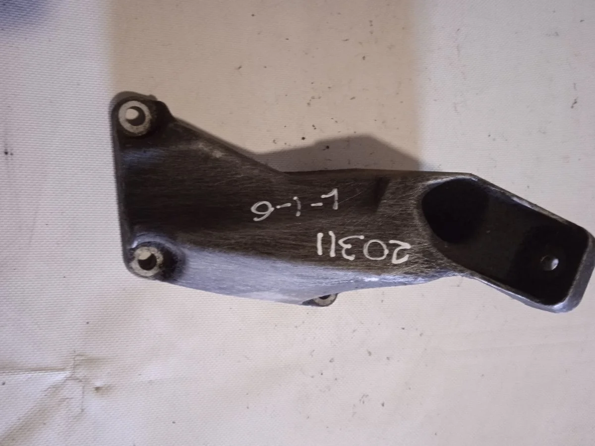 Кронштейн опоры двигателя Audi A4 B5 (1994—1999) б.у