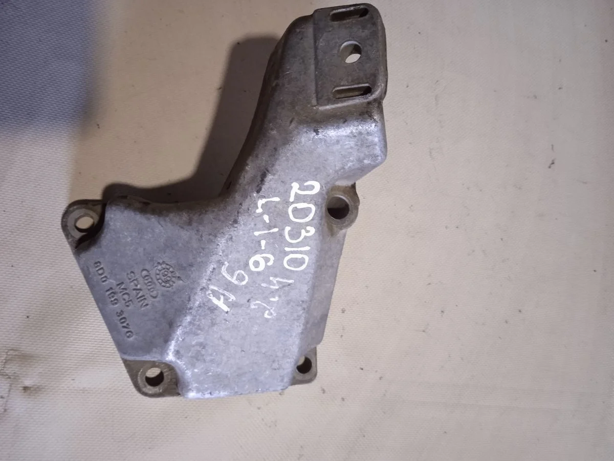 Кронштейн опоры двигателя Audi A6 C5 (1997—2001) б.у