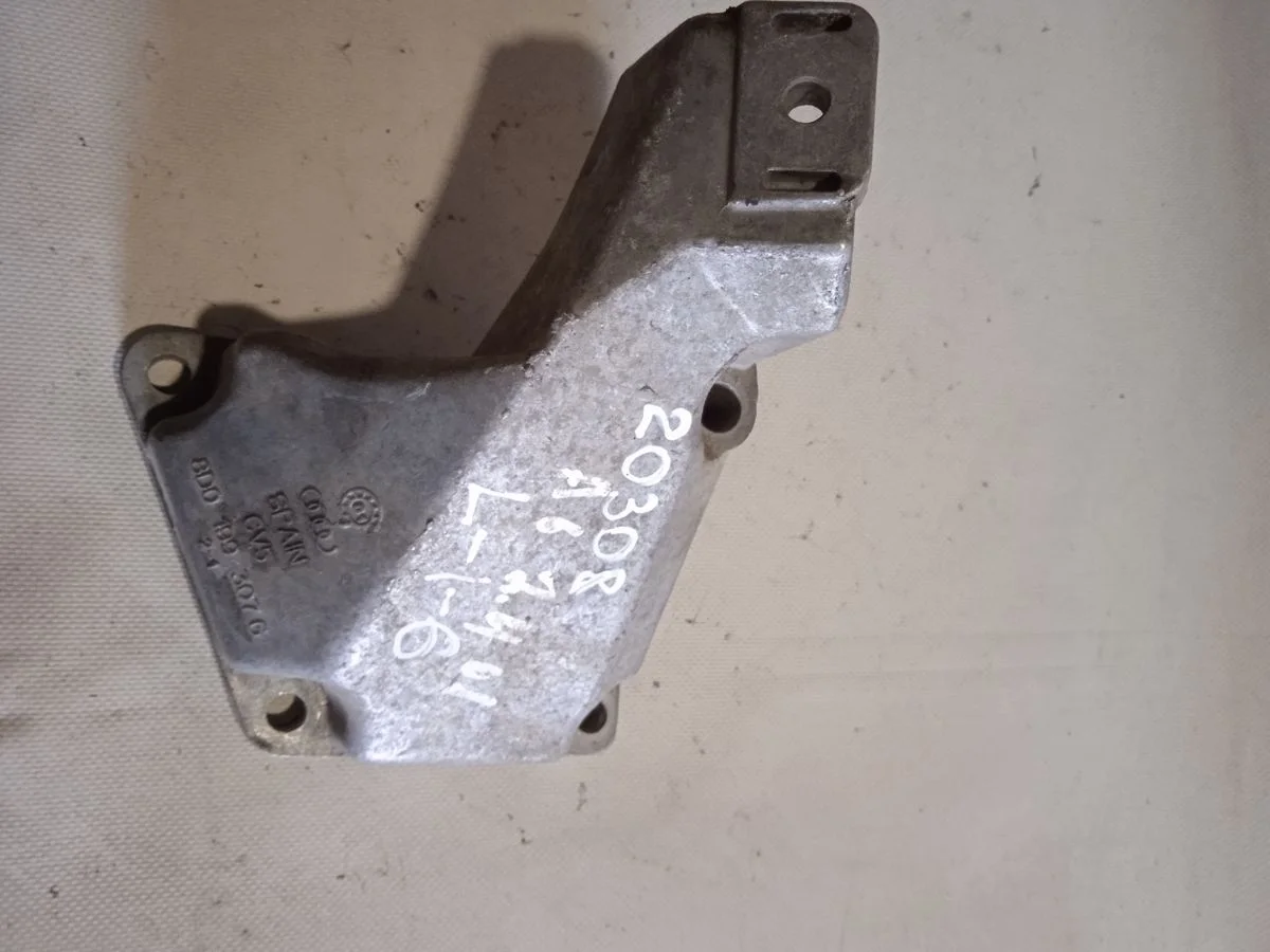 Кронштейн опоры двигателя Audi A6 C5 (1997—2001) б.у