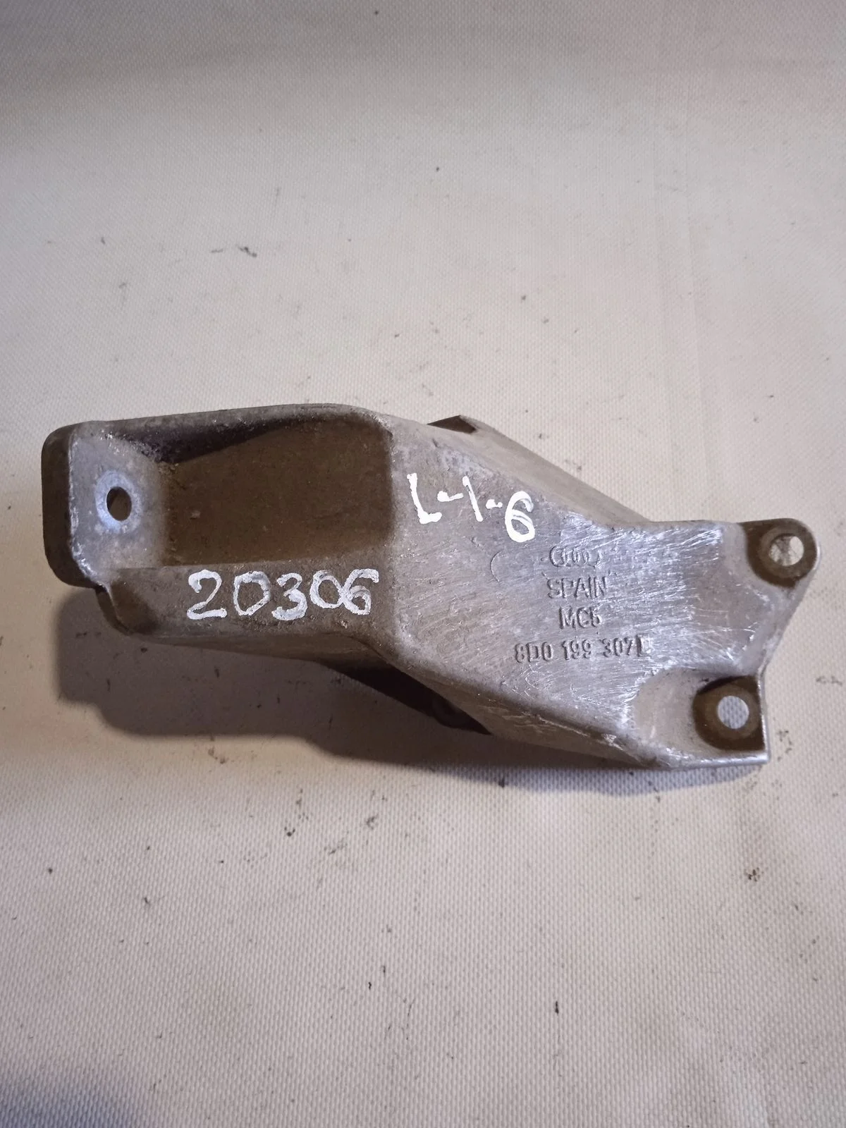 Кронштейн опоры двигателя Volkswagen Passat B5 (1996—2001) б.у