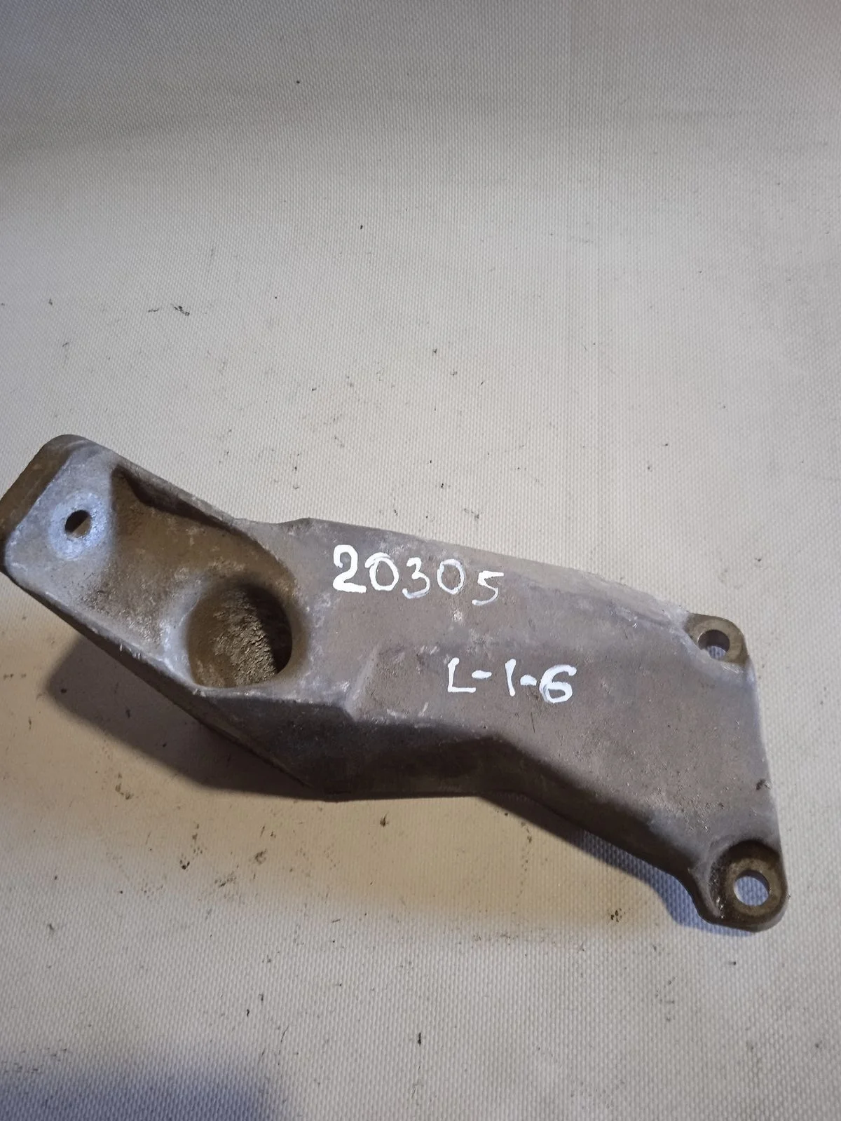 Кронштейн опоры двигателя Audi A4 B5 (1994—1999) б.у