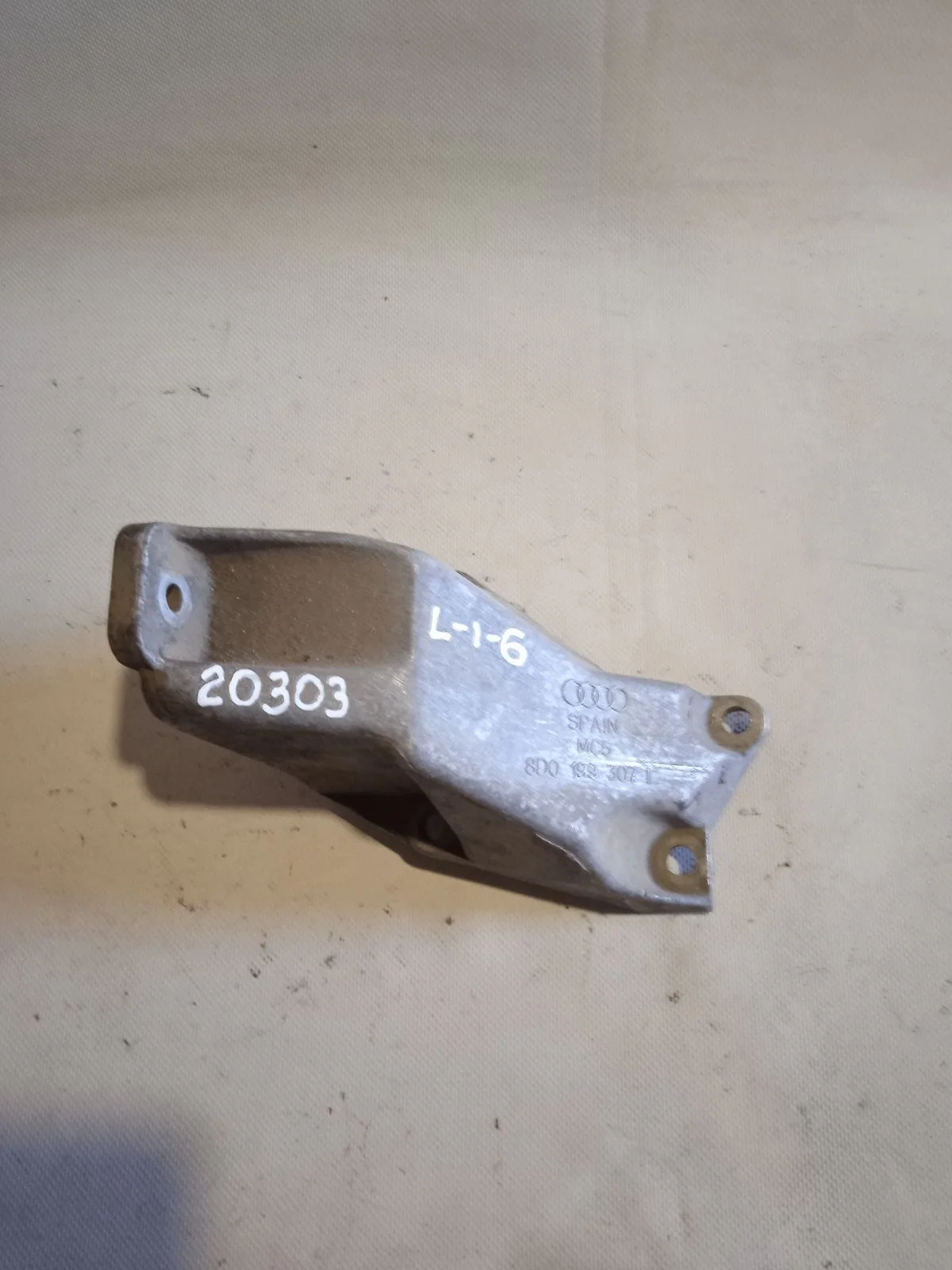 Кронштейн опоры двигателя Volkswagen Passat B5 (1996—2001) б.у