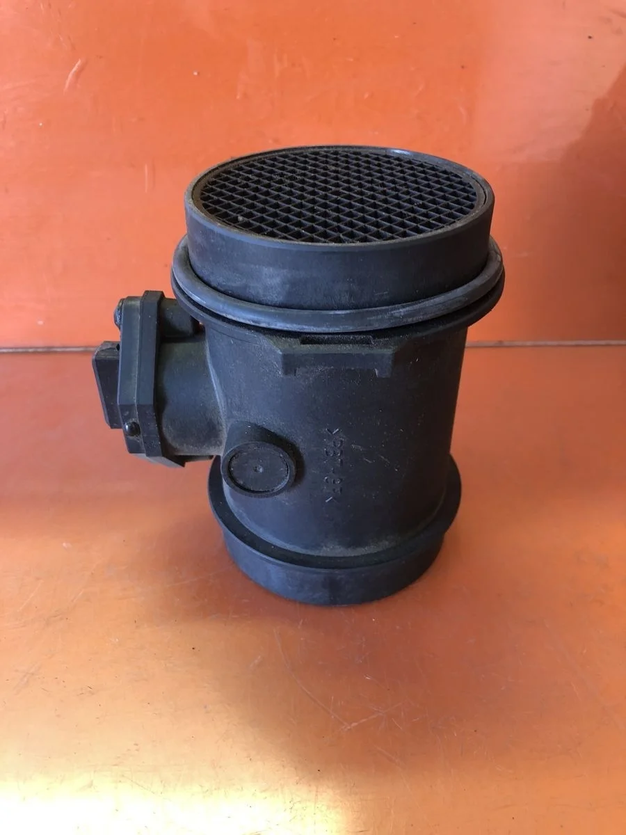 Датчик массового расхода воздуха ( ДМРВ ) Audi A8 D2 (1994—1999) б.у