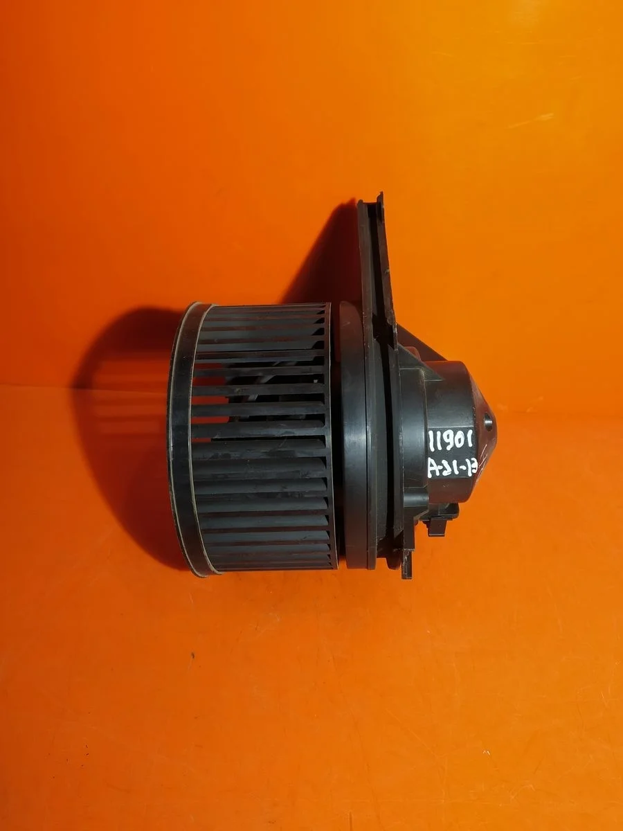 Двигатель отопителя (моторчик печки) Volkswagen Golf Mk4 (1997—2006) б.у