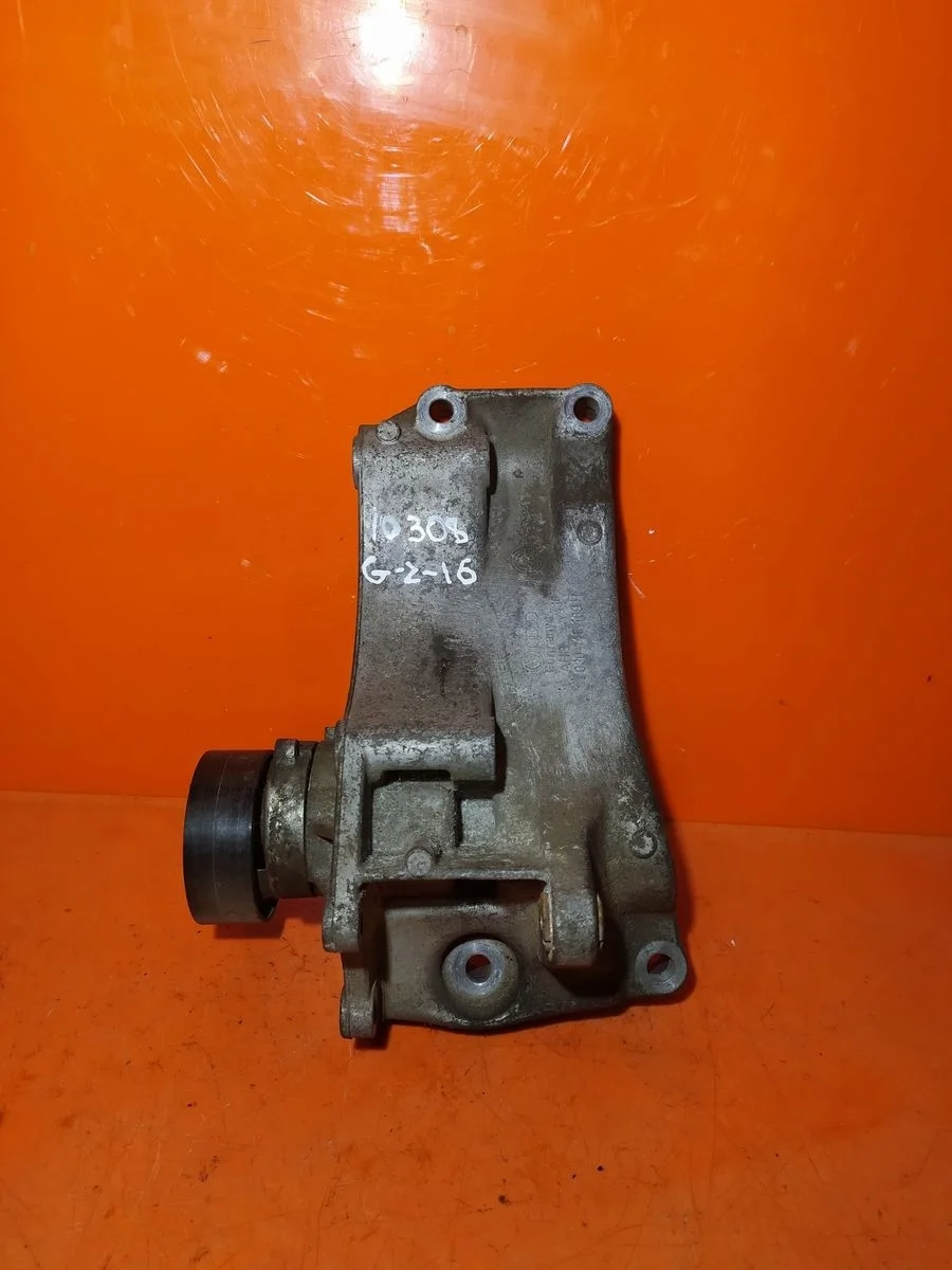 Кронштейн генератора Volkswagen Bora A4 (1998—2005) б.у