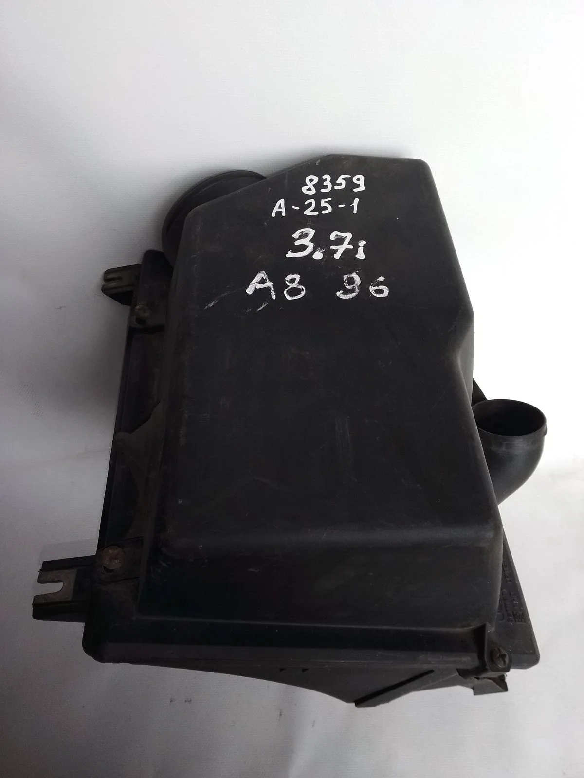 Корпус воздушного фильтра Audi A8 D2 (1994—1999) б.у