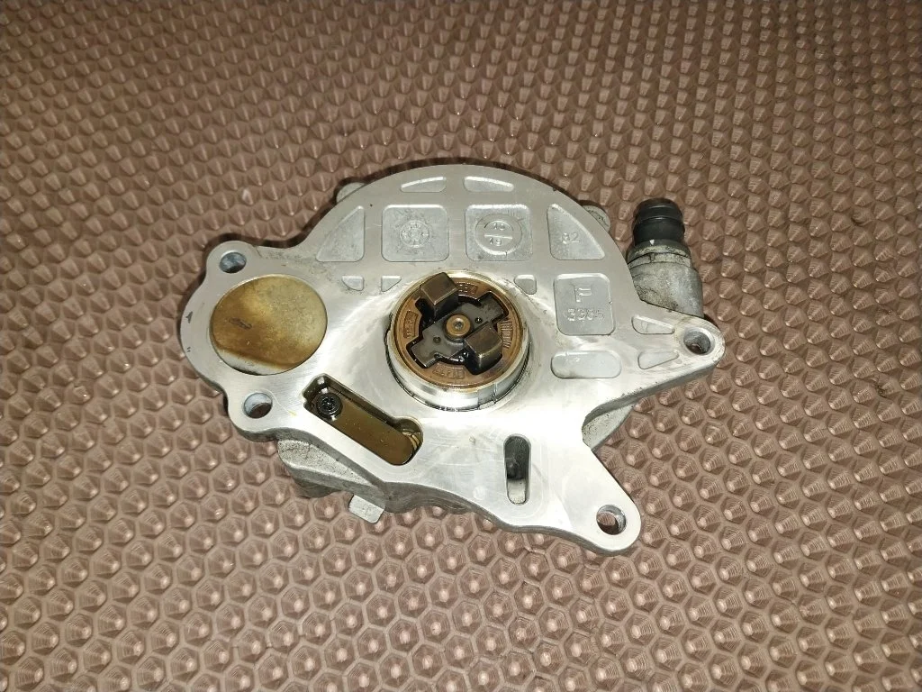 Вакуумный насос Volkswagen Passat CC 2010 B6