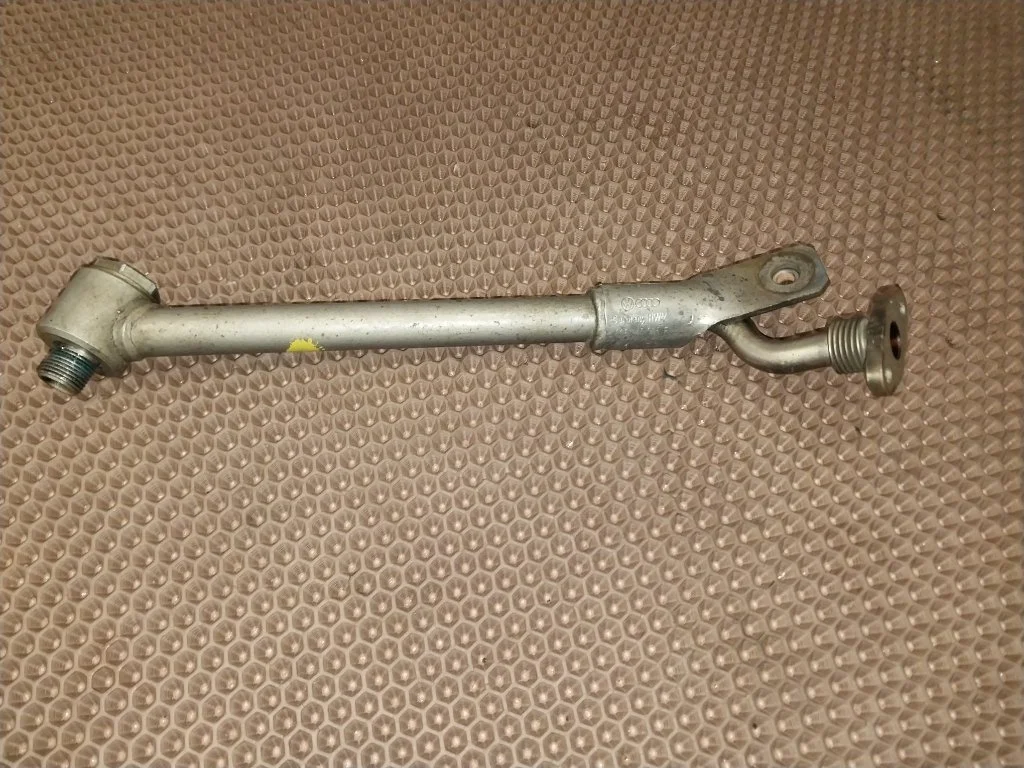 Трубка слива масла турбины Volkswagen Passat CC 2010 B6