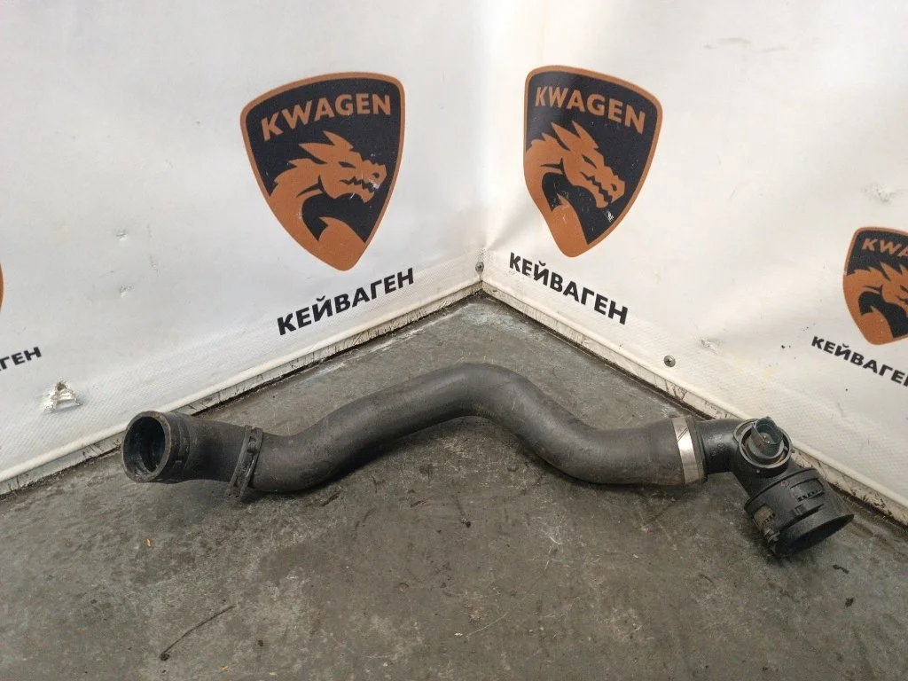 Патрубок системы охлаждения Audi Q7 2008 4L