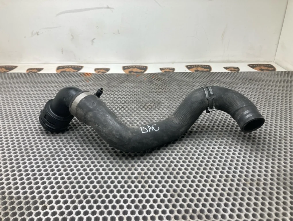 Патрубок системы охлаждения Volkswagen Touareg 2004 7L