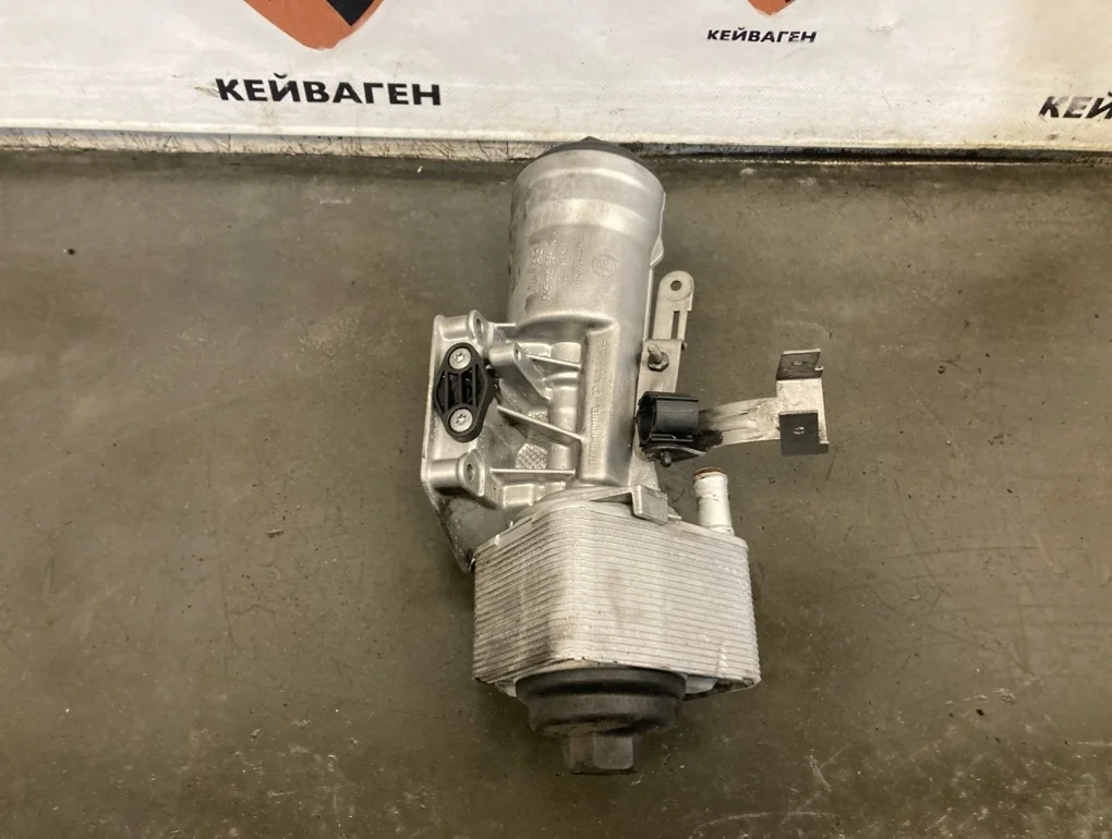 Корпус масляного фильтра теплообменником Volkswagen Golf 2007 5