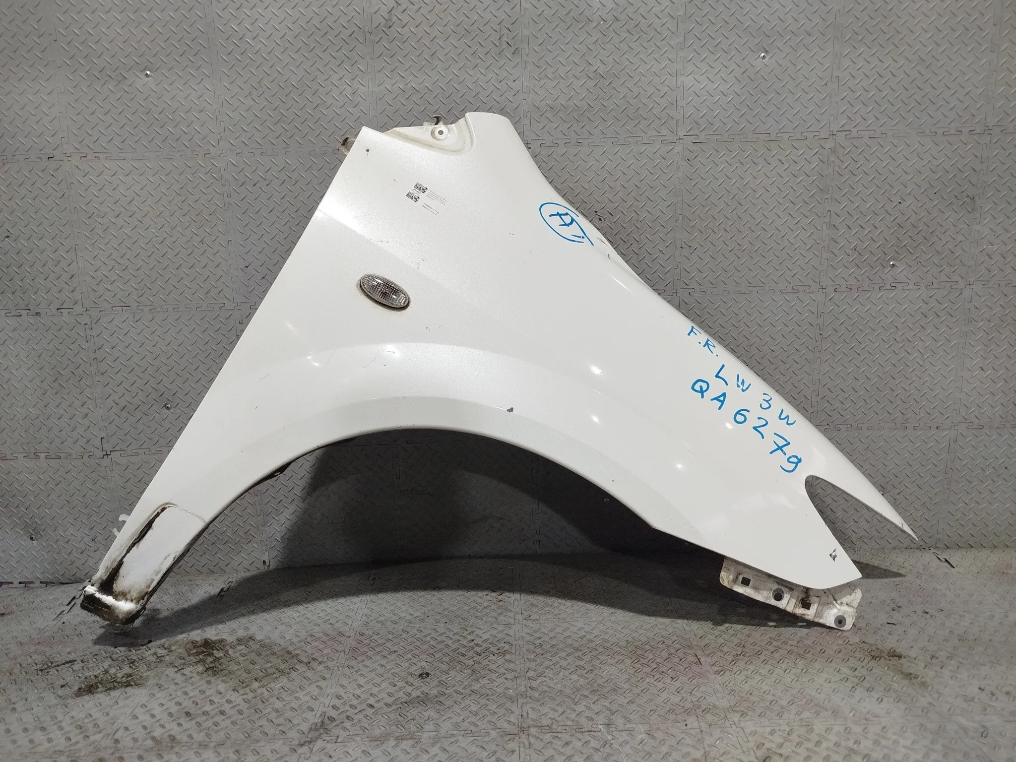 КРЫЛО MAZDA MPV LW3W LW5W LWEW LWFW L16552111A ПЕРЕДНЕЕ ПРАВОЕ 3 МОДЕЛЬ белый, 25D QA6279