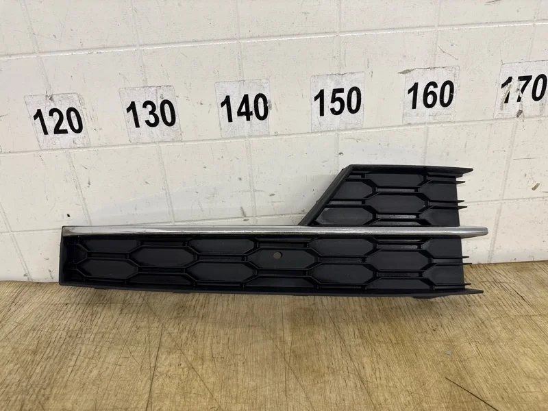 Заглушка бампера Skoda Octavia 2017 2018 2019 2020 5E0807682G A7, передняя левая