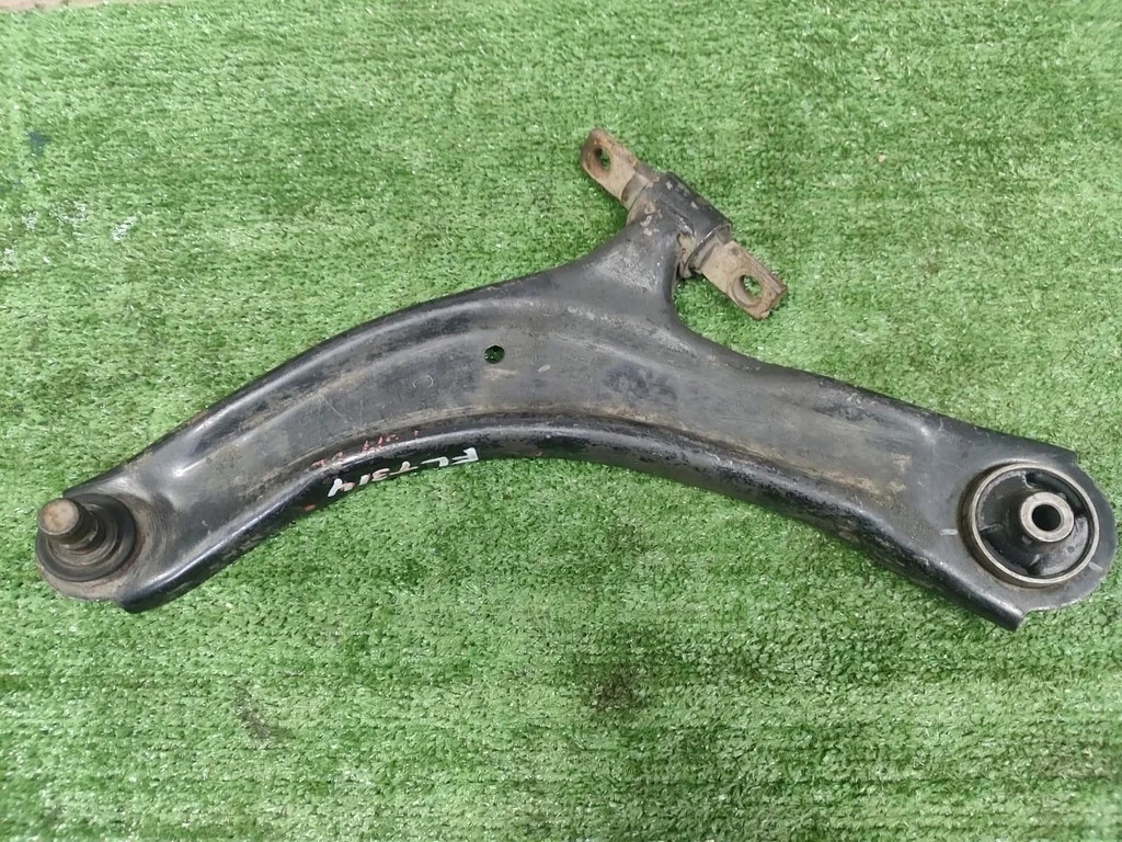 Б.у. рычаг NISSAN X-TRAIL T31 NISSAN X-TRAIL T31