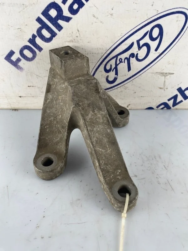 Кронштейн МКПП (Тринога) Ford Focus 3 2011-2015 1742260 CB8 1.6