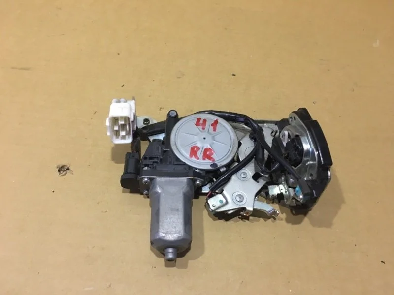 Замок двери багажника Toyota Land Cruiser 2017 6938060071 URJ202 1VD-FTV 4.5, задний правый
