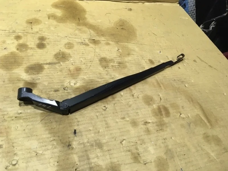 Поводок стеклоочистителя передний левый Toyota Land Cruiser 2015 8522160290 URJ200 1VD-FTV 4.5