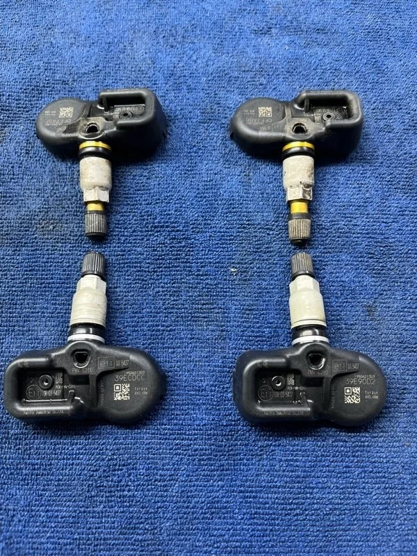 Комплект датчиков давления в шинах Toyota Land Cruiser 2015 4260702030VK URJ200 1VD-FTV 4.5