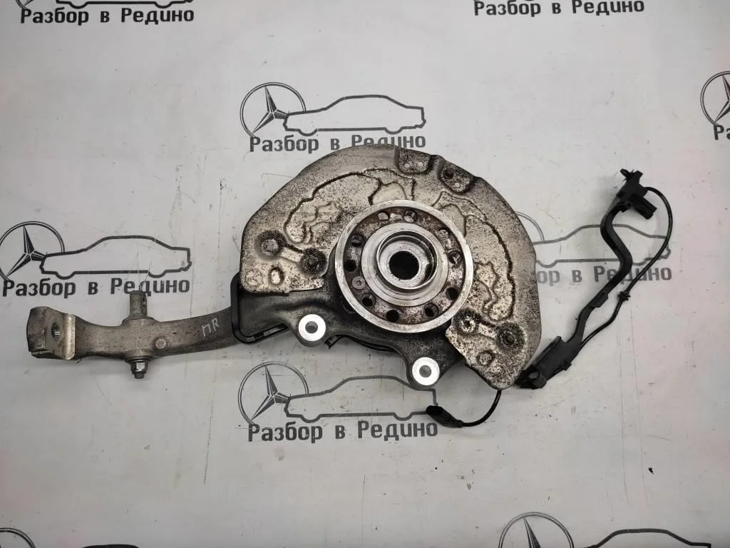 Кулак поворотный передний правый Mercedes-Benz