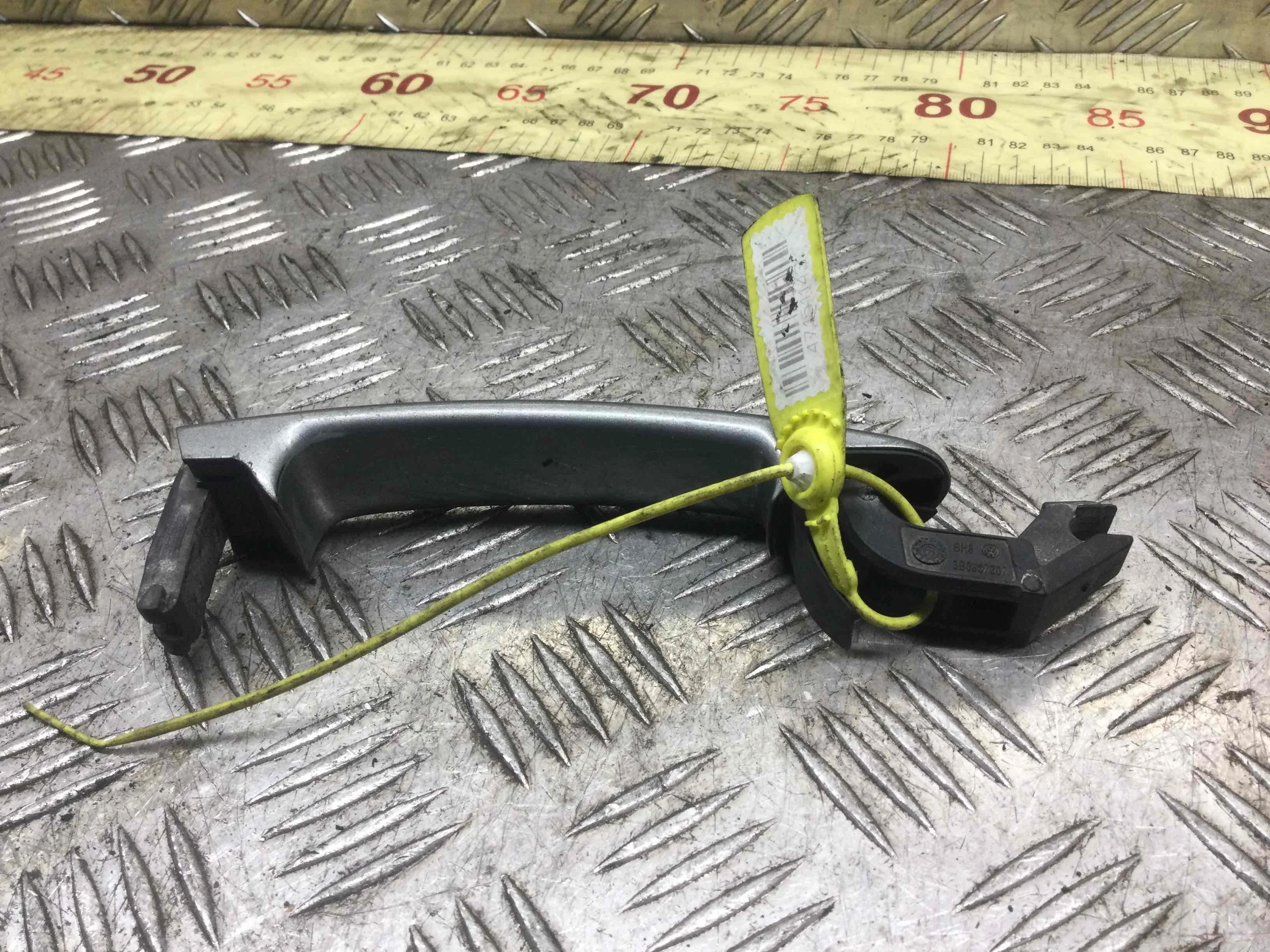 Ручка наружная передняя правая Volkswagen Passat B5+ [рестайлинг] (2000-2005) дизель 1.9 TDI Механика Универсал