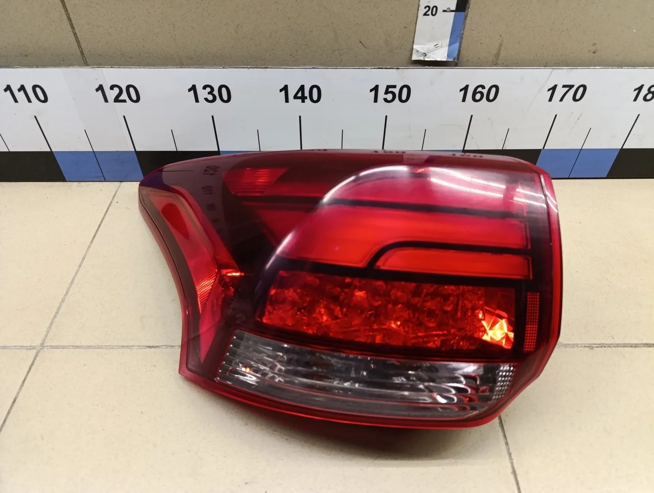 Фонарь задний наружный левый Outlander (GF) 2012>