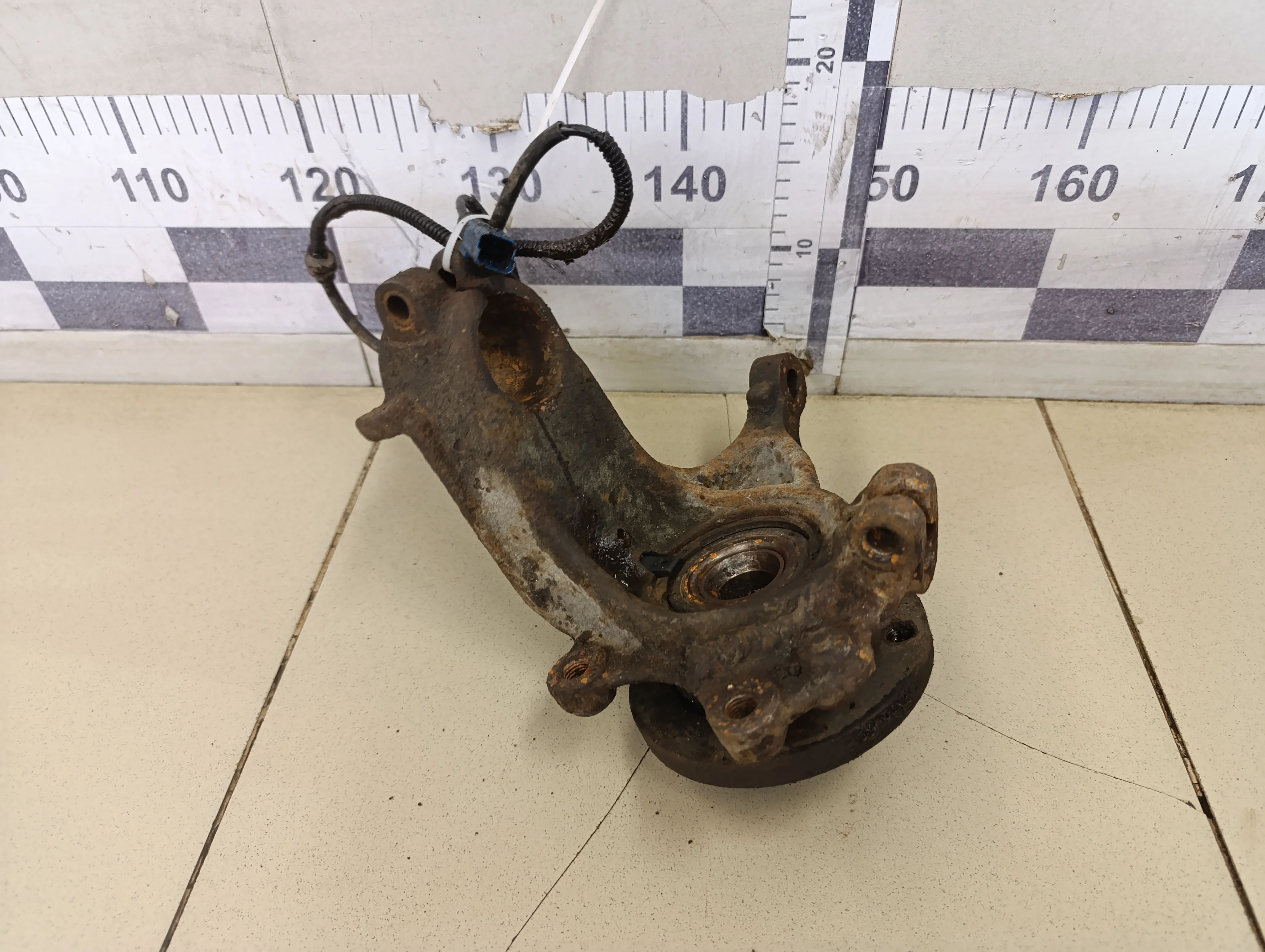 Кулак поворотный передний правый C3 2002-2009