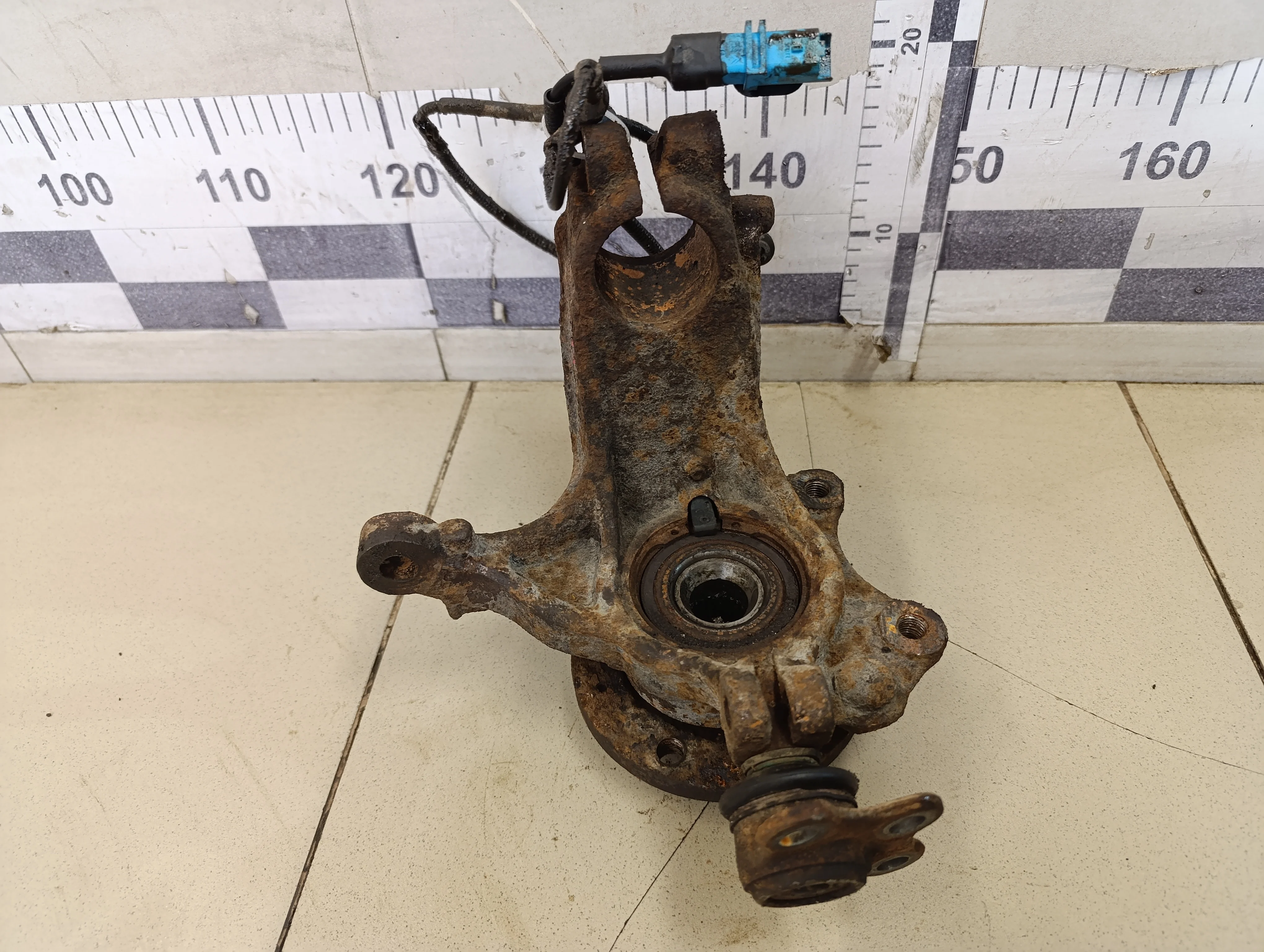 Кулак поворотный передний левый C3 2002-2009