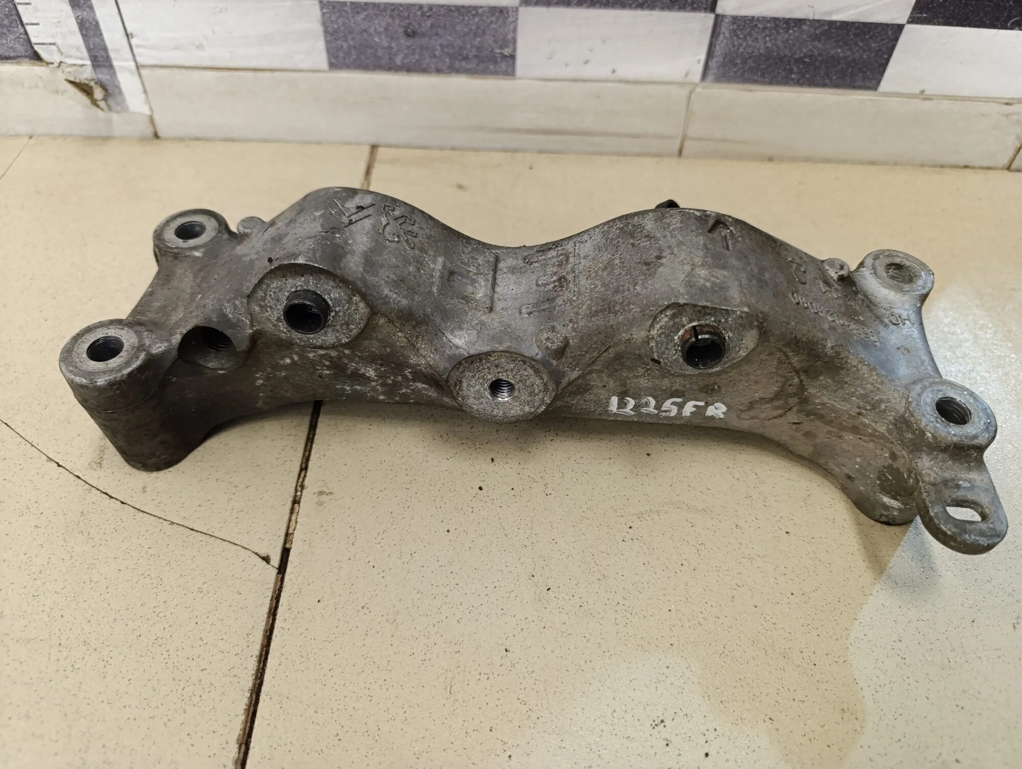 Кронштейн двигателя правый  C4 2005-2011