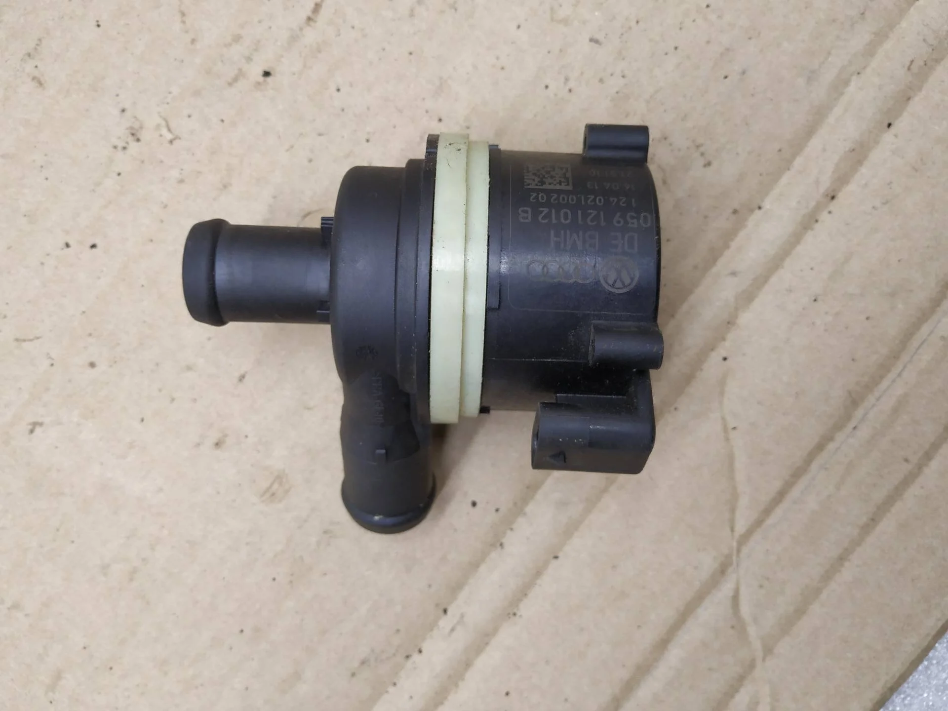 Насос (помпа) электрический Volkswagen Touareg 2 7P6 2013