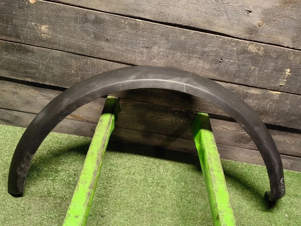 Молдинг переднего правого крыла Audi A6 Allroad C5