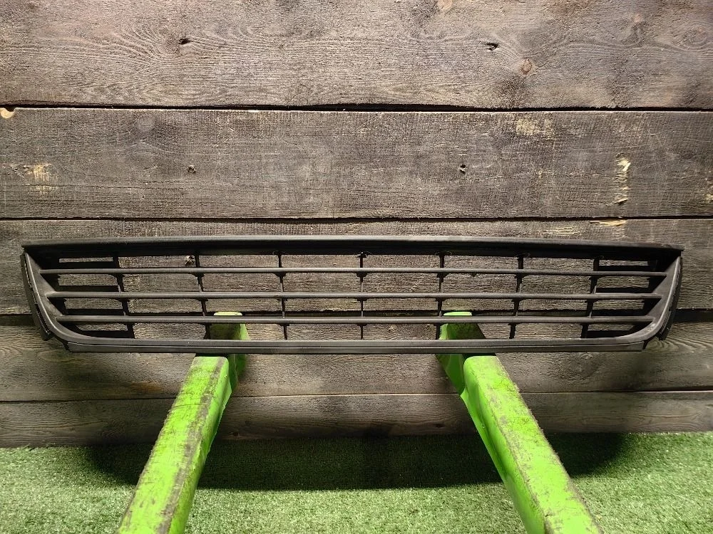 Решетка в бампер центральная VW Polo V седан