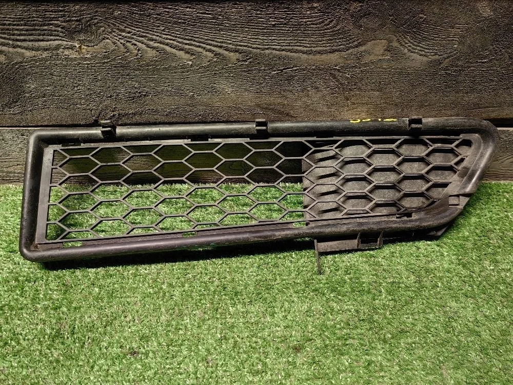 Решетка бампера передняя правая Renault Logan 1