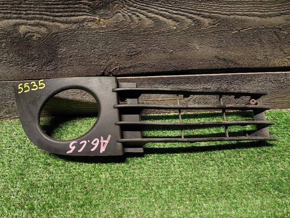 Заглушка (решетка) в бампер правая Audi A6 C5