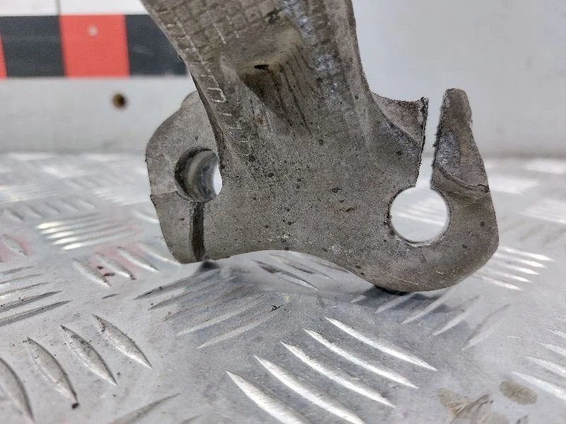 Кулак поворотный левый Б/У Audi A6  TDi 2012