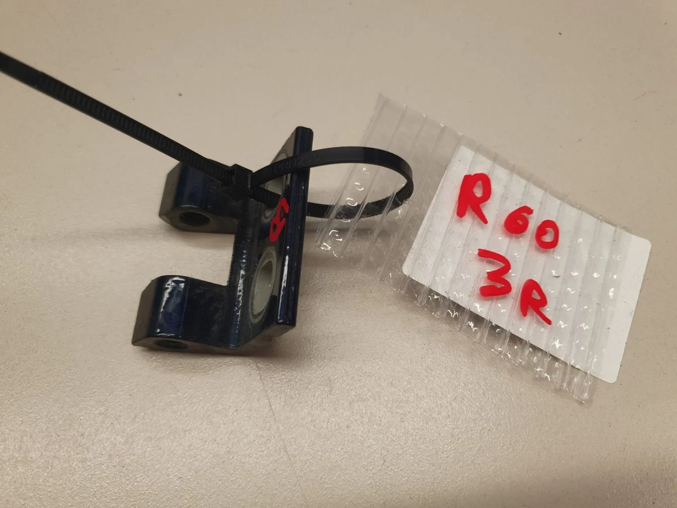 Петля двери задней правой верхняя для Mini Countryman R60 2010-2016