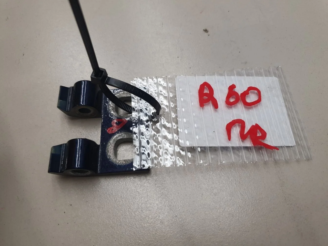 Петля двери передней правой верхняя для Mini Countryman R60 2010-2016