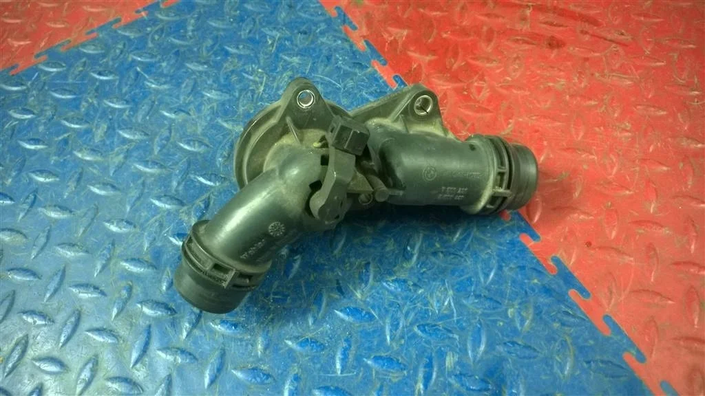 корпус термостата BMW X5 E53  M54B30 231 лс 3.0i