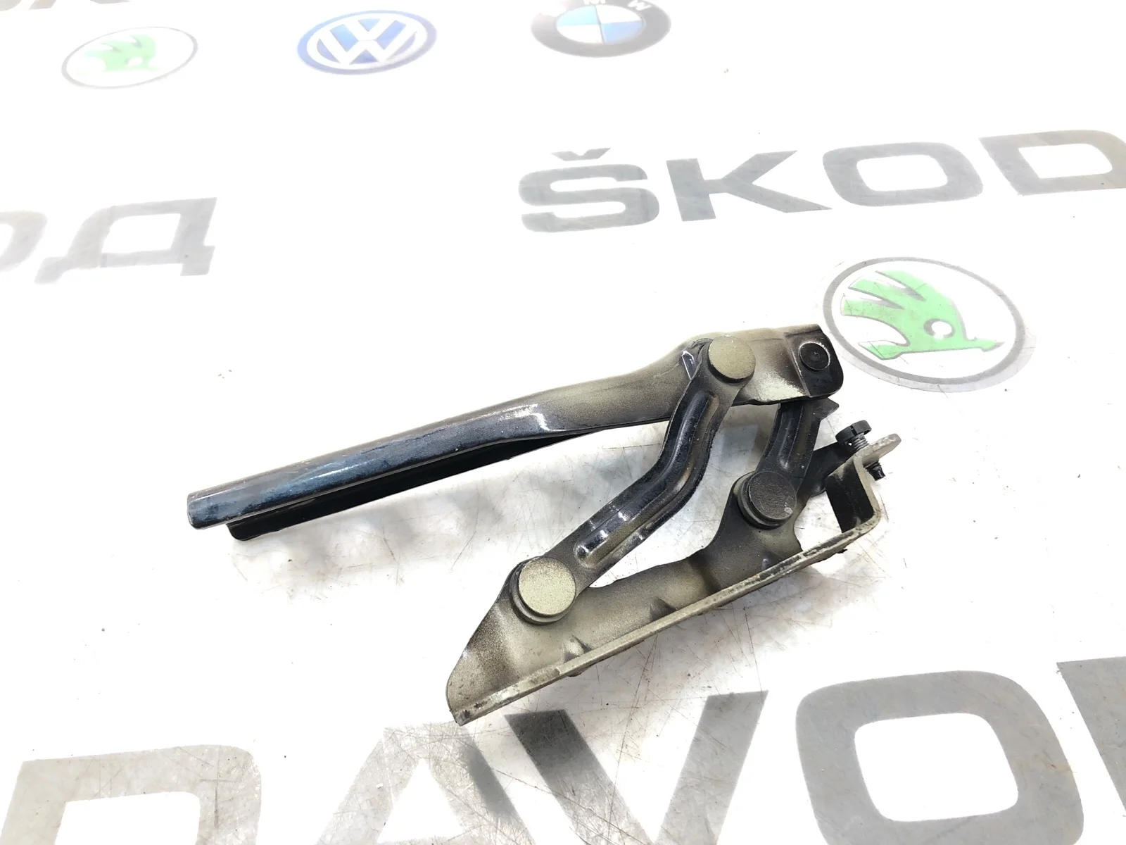 Петля капота Skoda Octavia Rs 2010 1Z0823301C A5 (1Z) 2.0 CCZA, левая