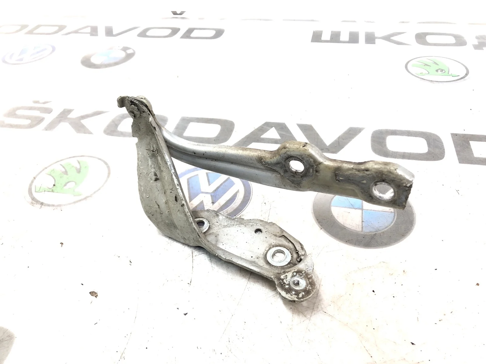 Петля капота Skoda Octavia 5E0823302 A7 (5E) 2.0 CKFC, правая