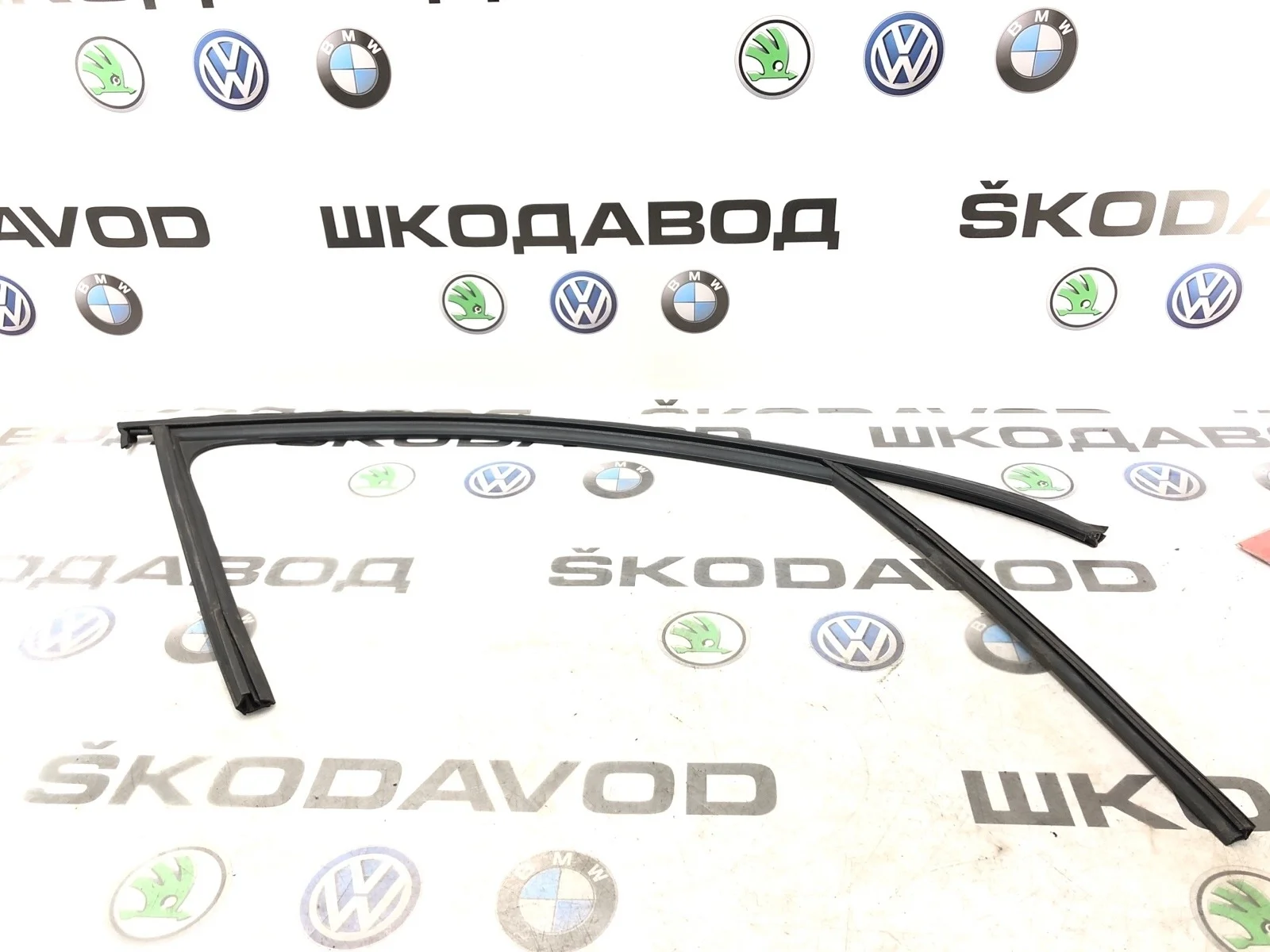 Уплотнитель стекла Skoda Octavia 5E0837432C5AP A7 (5E) 2.0 CKFC, передний правый