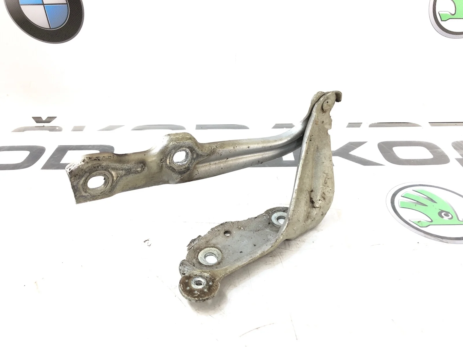 Петля капота Skoda Octavia 5E0823301 A7 (5E) 2.0 CKFC, левая