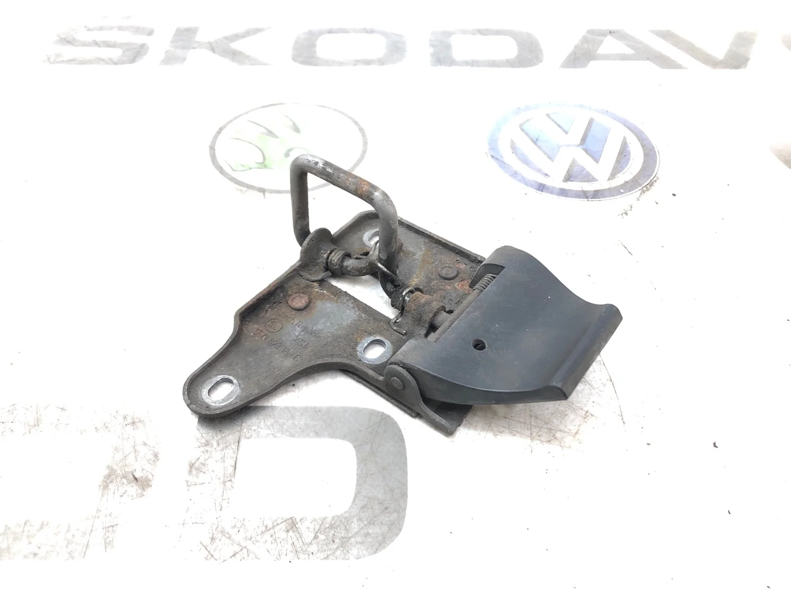 Крюк капота Skoda Octavia 5E0823186C A7 (5E) 2.0 CKFC