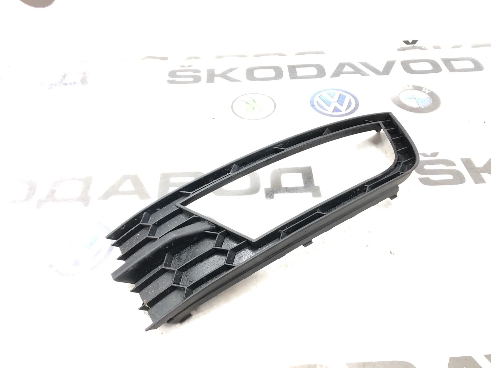 Накладка бампера Skoda Octavia 5E08076819B9 A7 (5E) 2.0 CKFC, передняя левая