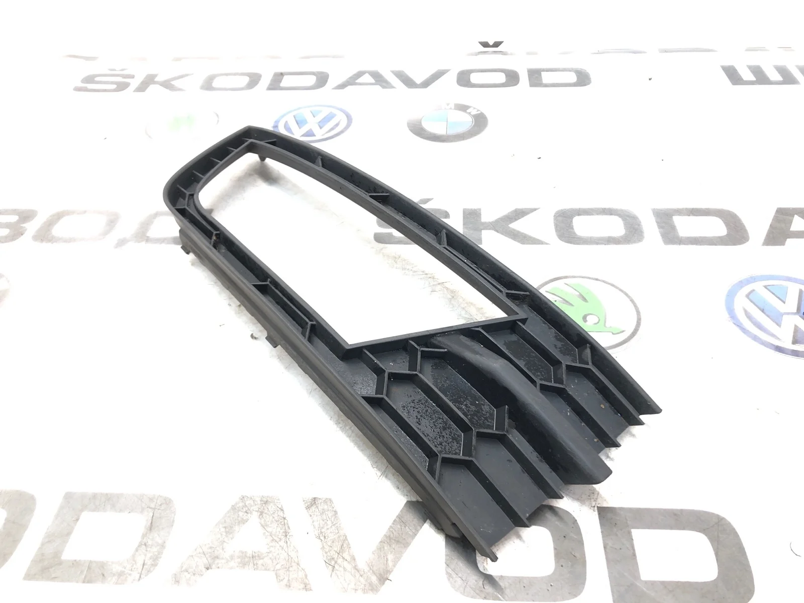 Накладка бампера Skoda Octavia 5E08076829B9 A7 (5E) 2.0 CKFC, передняя правая