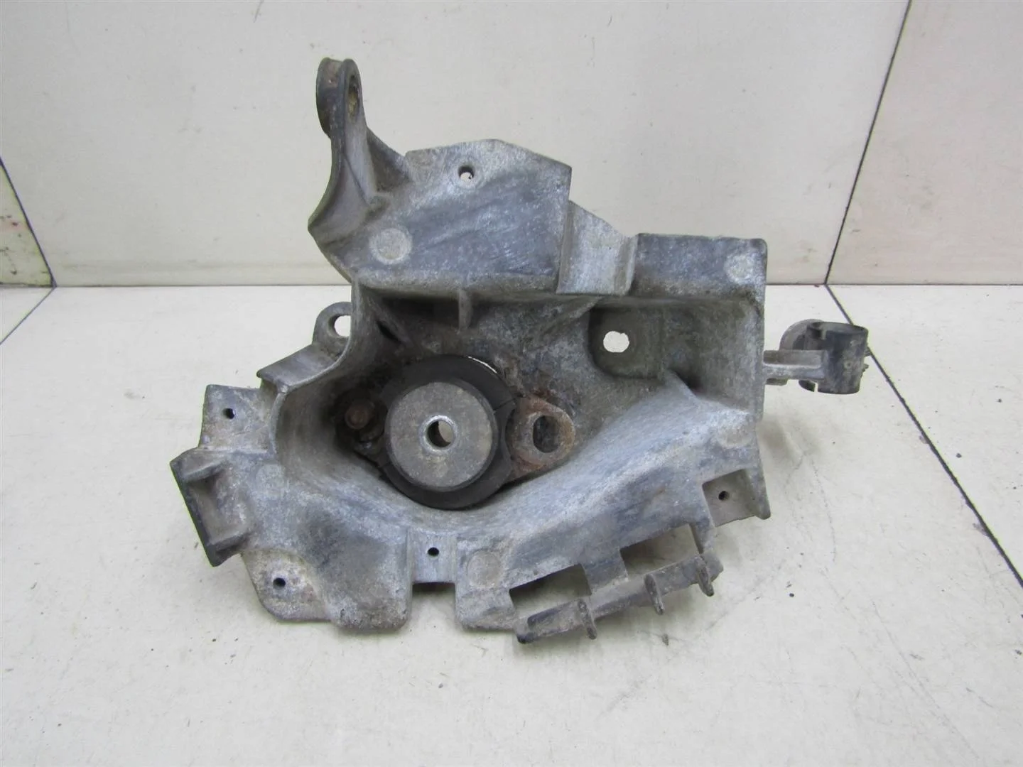 Кронштейн опоры КПП Renault Clio II\Symbol 1998-2008  [7700430825]  1.4 8v K7J 700 в Вологде